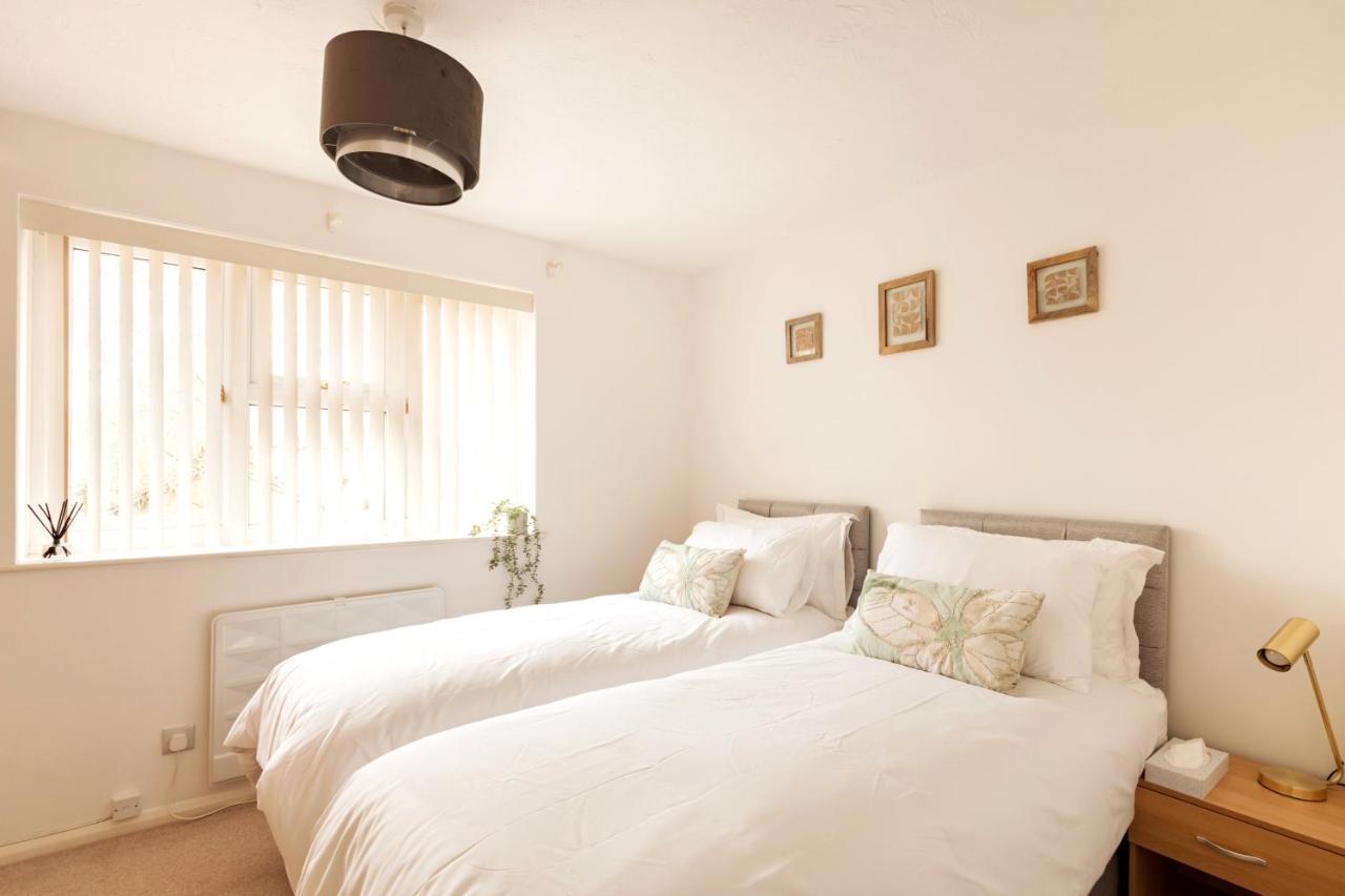 Surrey Stays - 2 Bedroom House, Rh1, Contractors Welcome, Sleeps 5 Max, 2 Parking Spaces, Near Town Centre, Train Station And Gatwick Airport Redhill  Exteriér fotografie