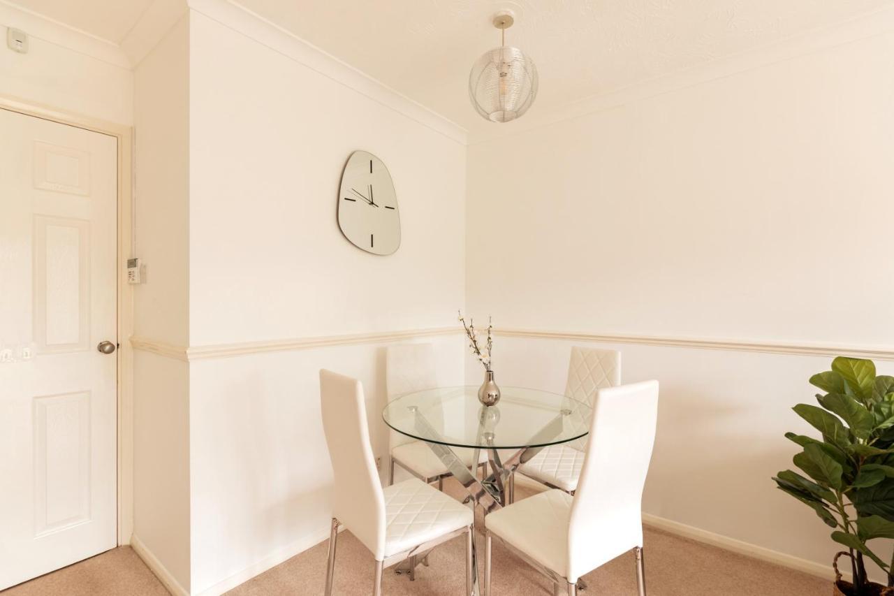 Surrey Stays - 2 Bedroom House, Rh1, Contractors Welcome, Sleeps 5 Max, 2 Parking Spaces, Near Town Centre, Train Station And Gatwick Airport Redhill  Exteriér fotografie