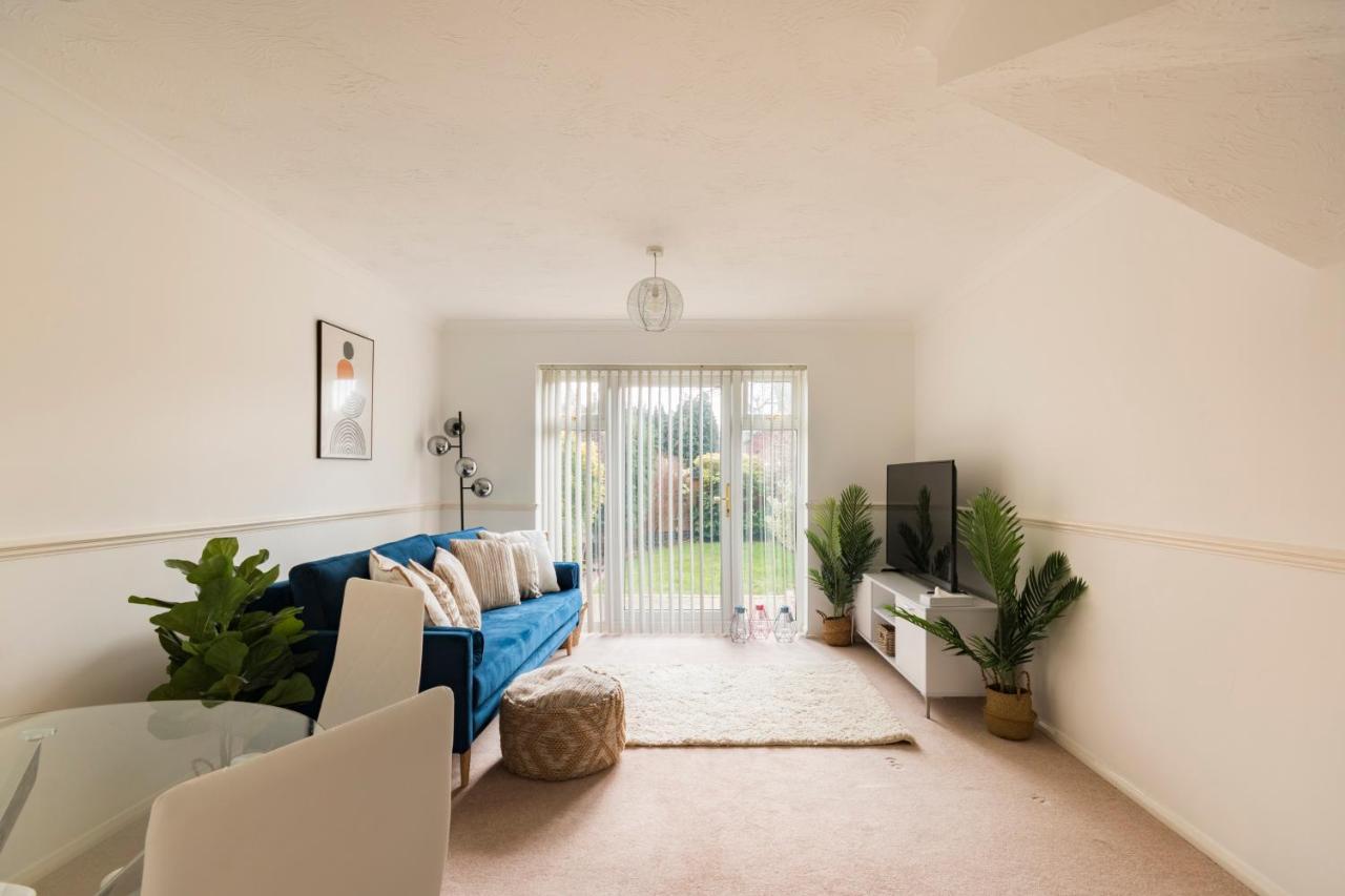 Surrey Stays - 2 Bedroom House, Rh1, Contractors Welcome, Sleeps 5 Max, 2 Parking Spaces, Near Town Centre, Train Station And Gatwick Airport Redhill  Exteriér fotografie
