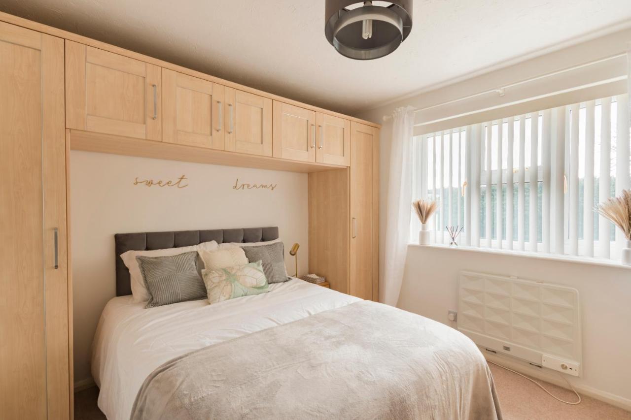 Surrey Stays - 2 Bedroom House, Rh1, Contractors Welcome, Sleeps 5 Max, 2 Parking Spaces, Near Town Centre, Train Station And Gatwick Airport Redhill  Exteriér fotografie
