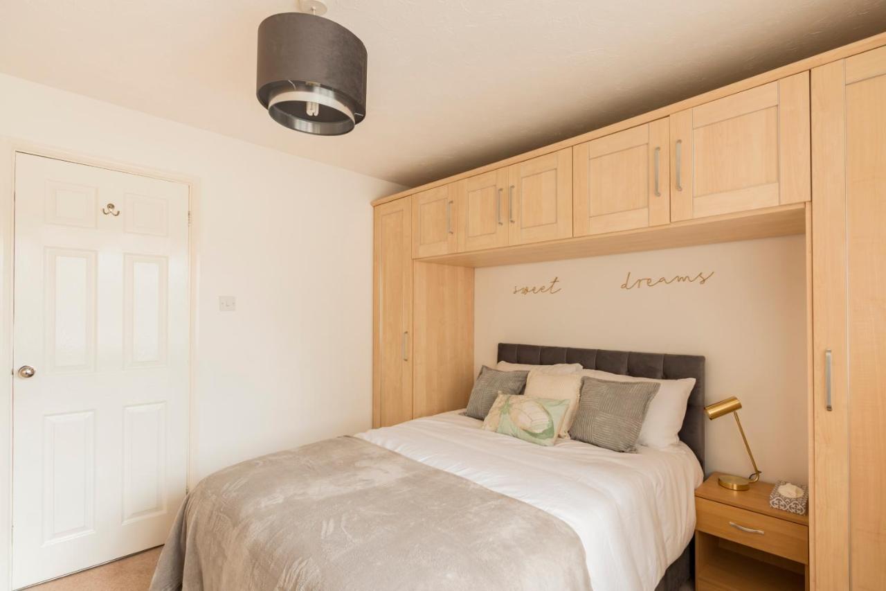 Surrey Stays - 2 Bedroom House, Rh1, Contractors Welcome, Sleeps 5 Max, 2 Parking Spaces, Near Town Centre, Train Station And Gatwick Airport Redhill  Exteriér fotografie