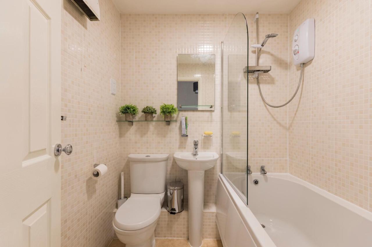 Surrey Stays - 2 Bedroom House, Rh1, Contractors Welcome, Sleeps 5 Max, 2 Parking Spaces, Near Town Centre, Train Station And Gatwick Airport Redhill  Exteriér fotografie