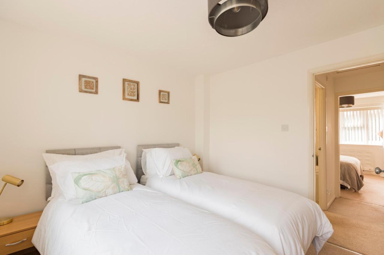 Surrey Stays - 2 Bedroom House, Rh1, Contractors Welcome, Sleeps 5 Max, 2 Parking Spaces, Near Town Centre, Train Station And Gatwick Airport Redhill  Exteriér fotografie
