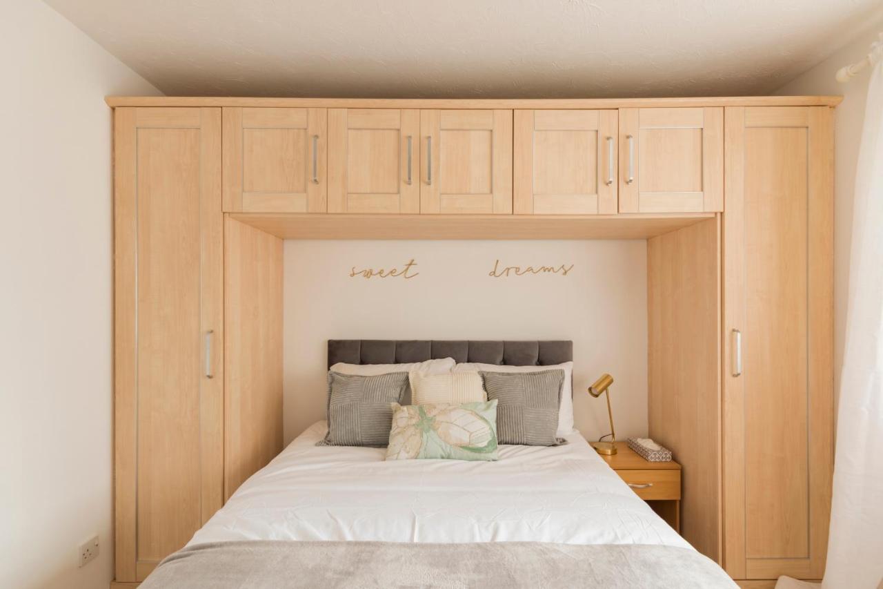 Surrey Stays - 2 Bedroom House, Rh1, Contractors Welcome, Sleeps 5 Max, 2 Parking Spaces, Near Town Centre, Train Station And Gatwick Airport Redhill  Exteriér fotografie